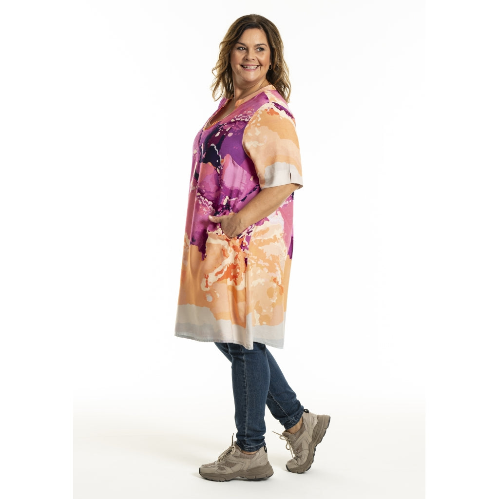 Gozzip Woman GMagda Tunic Tunic Art print