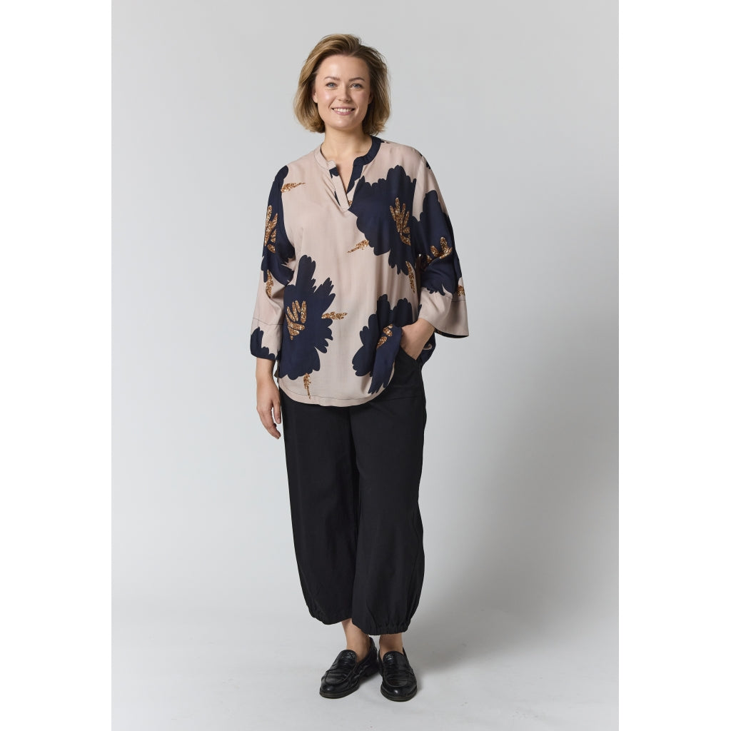 Gozzip Woman GBillie Blouse Blouse Sand with big black flowers