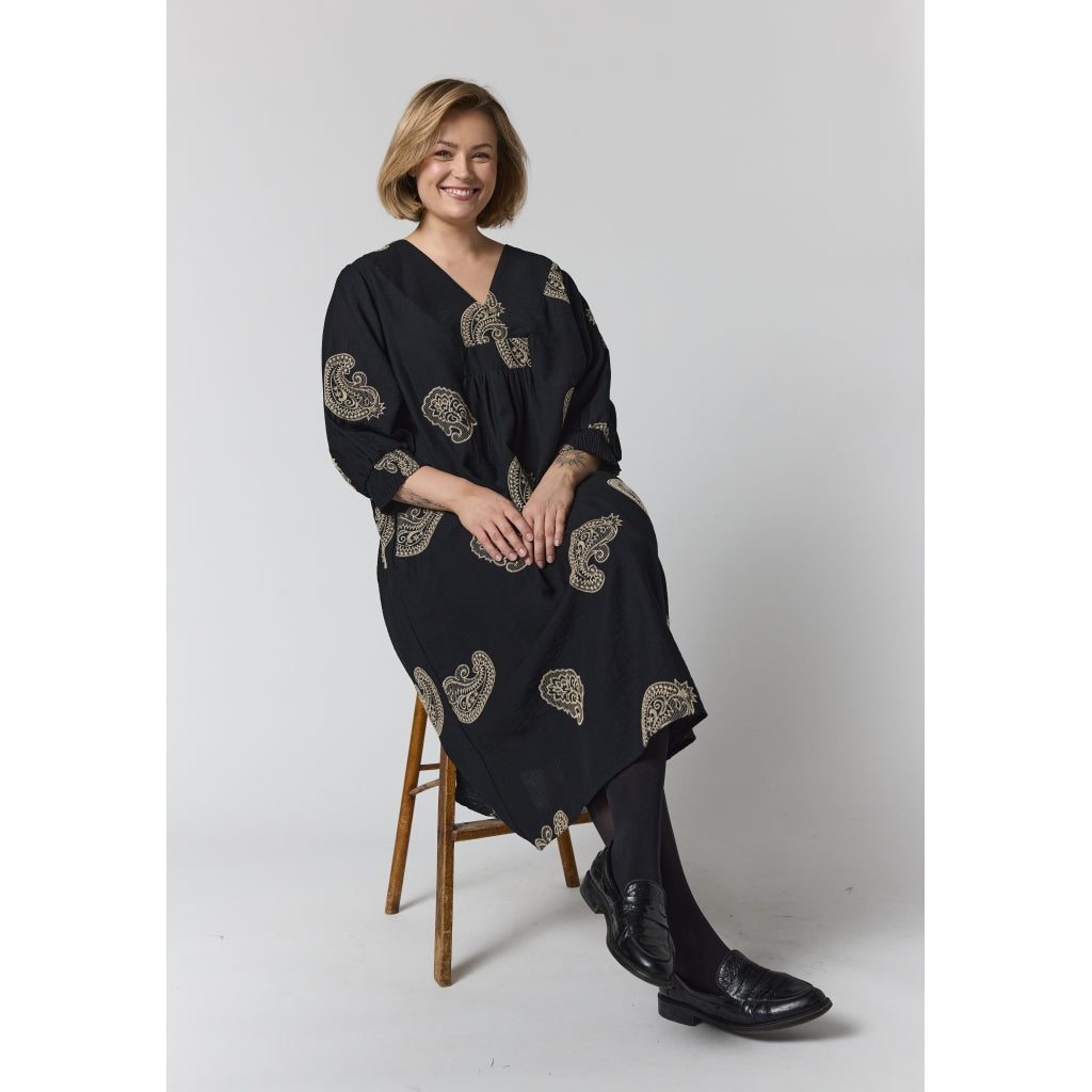 Gozzip Woman GElse Dress Dress Black with sand embroidery