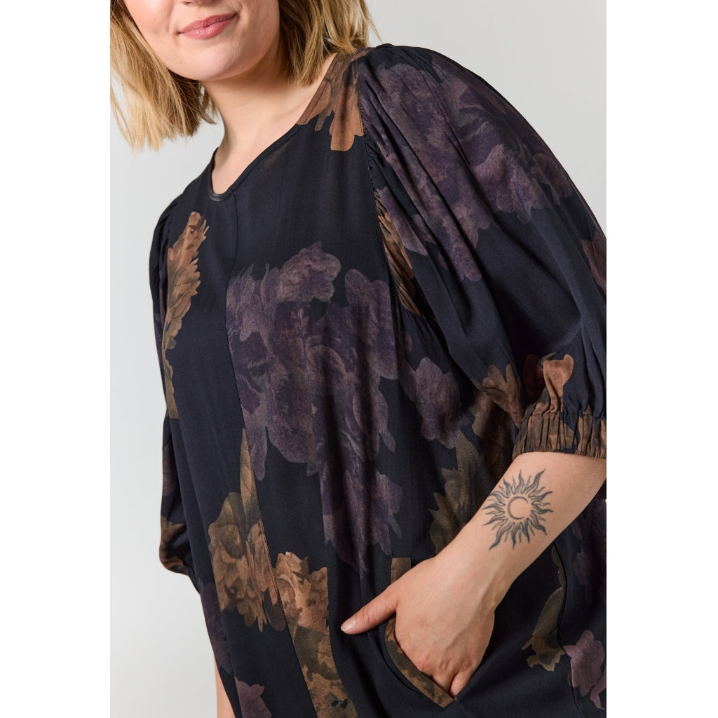 Gozzip Woman GLova Tunic Tunic Black with big flowers
