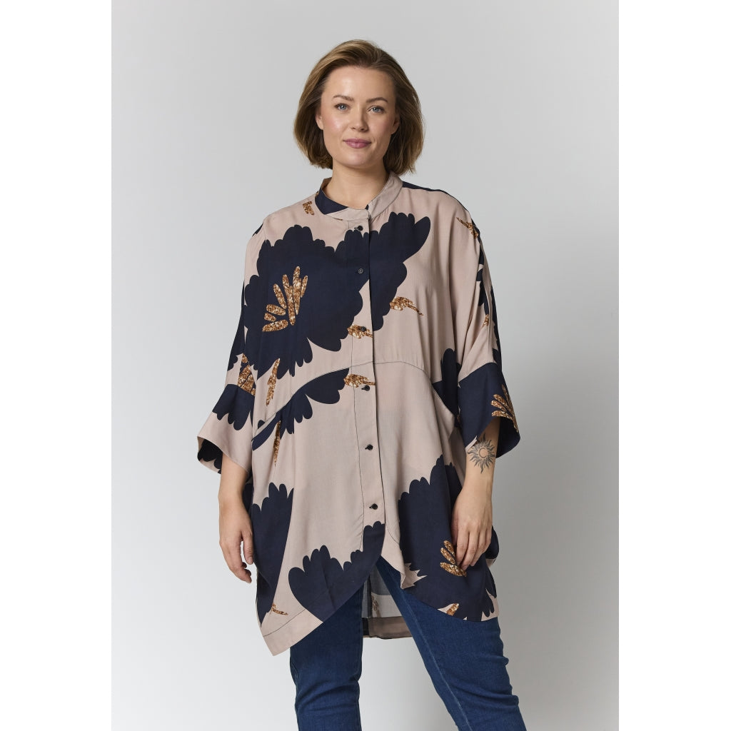 Gozzip Woman GSilje oversized cardigan Cardigan Sand with big black flowers