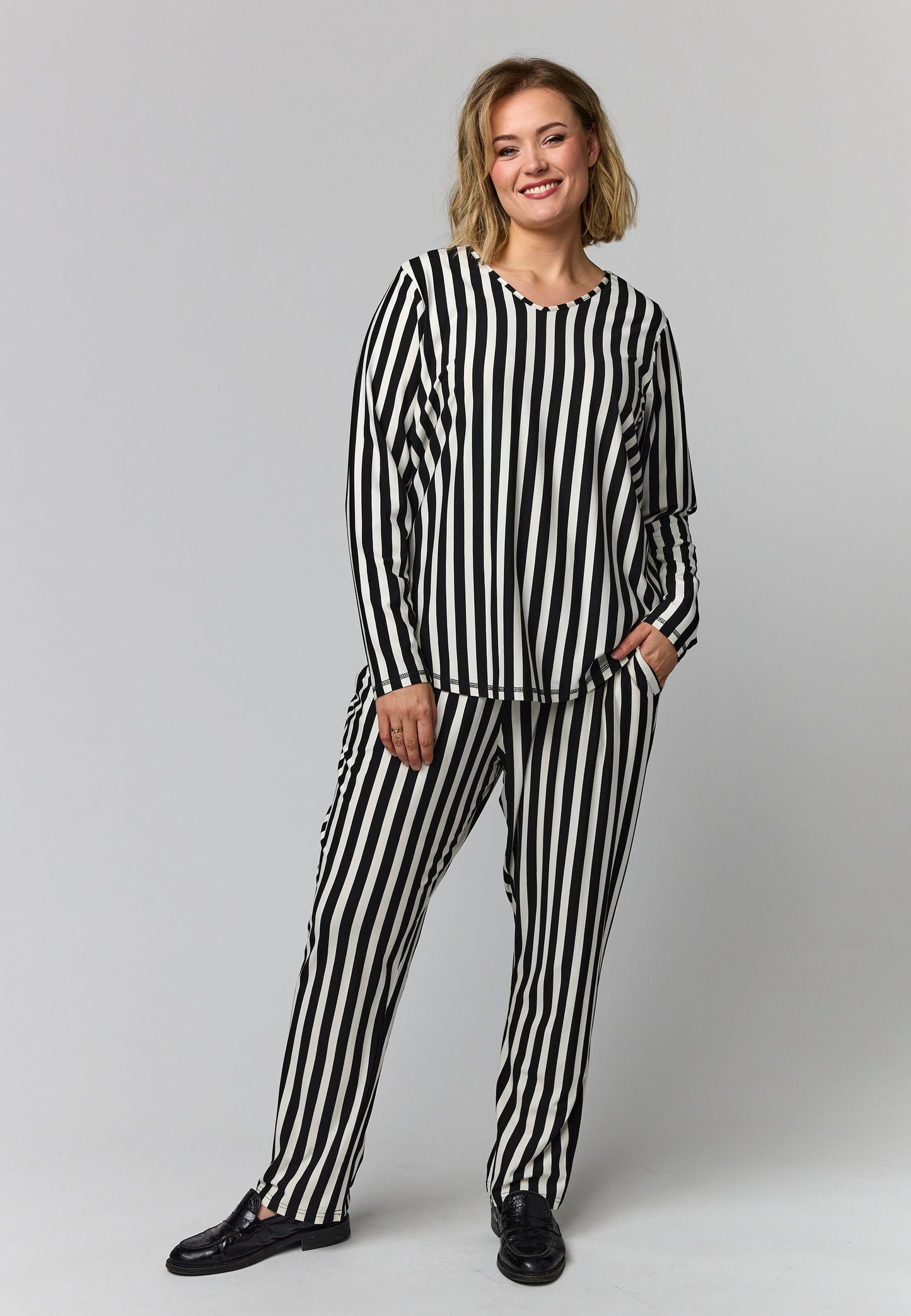 Gozzip Woman Gitte t-shirt with long sleeves with stripe T-Shirt Black/Offwhite stripes